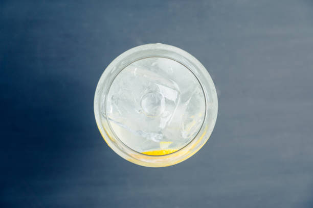 cocktail à base de gin en verre de vin - dry vermouth photos et images de collection