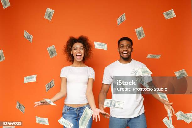 現金紙幣シャワーの下に立って若い黒のカップル - 通貨のストックフォトや画像を多数ご用意 - 通貨, 勝つ, カップル