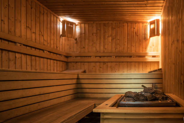sauna traditionnel en bois - sauna photos et images de collection