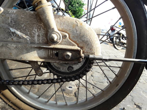 バイクホイールとチェーンを修理するための外しスクリュー - bicycle broken old chain ストックフォトと画像