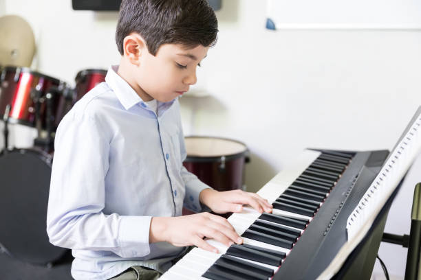 훈련 된 소년 피아노 클래스에서 연습 - music learning child pianist 뉴스 사진 이미지