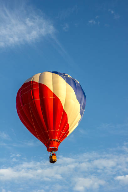 les ballons d'air chaud de couleur vive flottent dans le ciel bleu clair sur un matin d'automne croustillant. - sun sky child balloon photos et images de collection