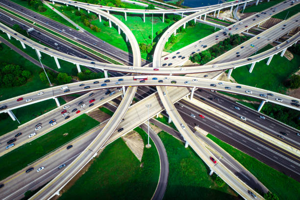 高速道路高架交通巨大なインターチェンジ - highway overpass texas multiple lane highway ストックフォトと画像