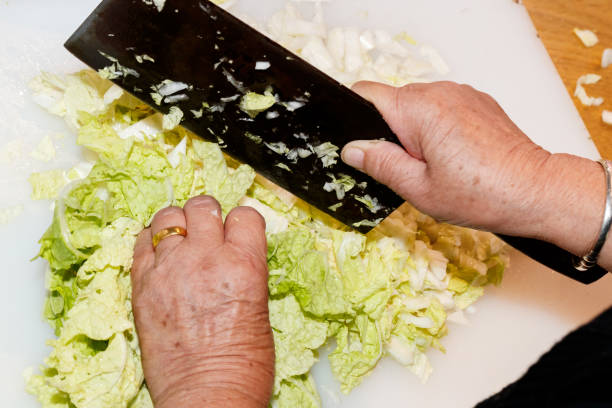 In Chinese families, the family prepares dumplings together, and mixes meat, onions, ginger, garlic, leeks, cabbage, and eggs to make dumplings and make Chinese dumplings. In Chinese families, the family prepares dumplings together, and mixes meat, onions, ginger, garlic, leeks, cabbage, and eggs to make dumplings and make Chinese dumplings. 塞滿的 stock pictures, royalty-free photos & images