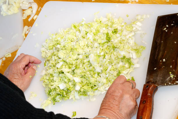 In Chinese families, the family prepares dumplings together, and mixes meat, onions, ginger, garlic, leeks, cabbage, and eggs to make dumplings and make Chinese dumplings. In Chinese families, the family prepares dumplings together, and mixes meat, onions, ginger, garlic, leeks, cabbage, and eggs to make dumplings and make Chinese dumplings. 塞滿的 stock pictures, royalty-free photos & images