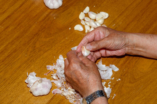 In Chinese families, the family prepares dumplings together, and mixes meat, onions, ginger, garlic, leeks, cabbage, and eggs to make dumplings and make Chinese dumplings. In Chinese families, the family prepares dumplings together, and mixes meat, onions, ginger, garlic, leeks, cabbage, and eggs to make dumplings and make Chinese dumplings. 塞滿的 stock pictures, royalty-free photos & images