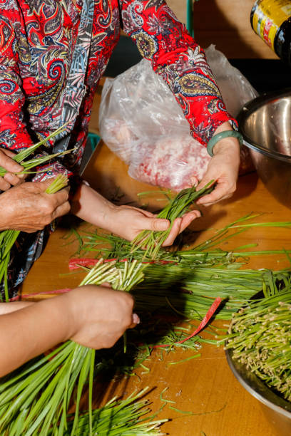 In Chinese families, the family prepares dumplings together, and mixes meat, onions, ginger, garlic, leeks, cabbage, and eggs to make dumplings and make Chinese dumplings. In Chinese families, the family prepares dumplings together, and mixes meat, onions, ginger, garlic, leeks, cabbage, and eggs to make dumplings and make Chinese dumplings. 塞滿的 stock pictures, royalty-free photos & images