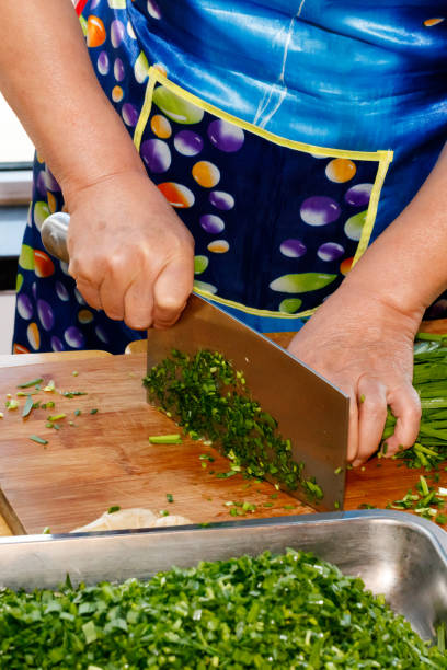 In Chinese families, the family prepares dumplings together, and mixes meat, onions, ginger, garlic, leeks, cabbage, and eggs to make dumplings and make Chinese dumplings. In Chinese families, the family prepares dumplings together, and mixes meat, onions, ginger, garlic, leeks, cabbage, and eggs to make dumplings and make Chinese dumplings. 塞滿的 stock pictures, royalty-free photos & images