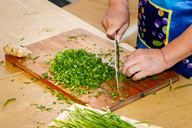 In Chinese families, the family prepares dumplings together, and mixes meat, onions, ginger, garlic, leeks, cabbage, and eggs to make dumplings and make Chinese dumplings. In Chinese families, the family prepares dumplings together, and mixes meat, onions, ginger, garlic, leeks, cabbage, and eggs to make dumplings and make Chinese dumplings. 塞滿的 stock pictures, royalty-free photos & images