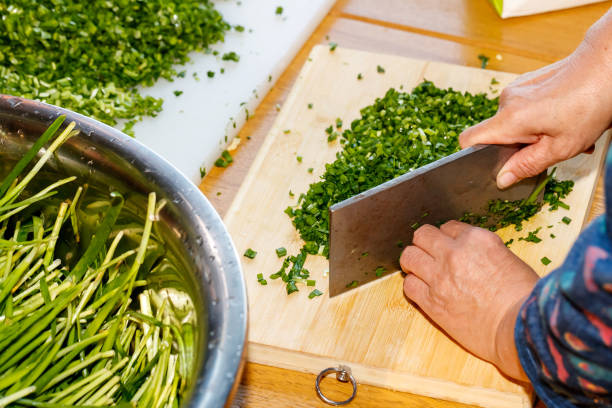 In Chinese families, the family prepares dumplings together, and mixes meat, onions, ginger, garlic, leeks, cabbage, and eggs to make dumplings and make Chinese dumplings. In Chinese families, the family prepares dumplings together, and mixes meat, onions, ginger, garlic, leeks, cabbage, and eggs to make dumplings and make Chinese dumplings. 塞滿的 stock pictures, royalty-free photos & images