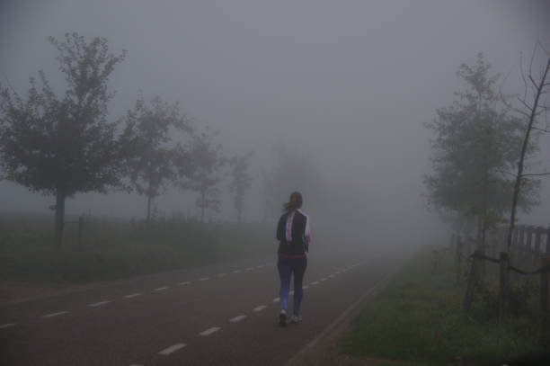 jogging dans la brume - distance running jogging running fog photos et images de collection