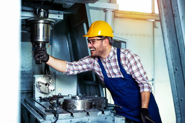 trabajador mecánico del técnico del centro de la cortadora del fresado del cnc en la fabricación del taller de herramienta - operadora de central telefónica fotografías e imágenes de stock