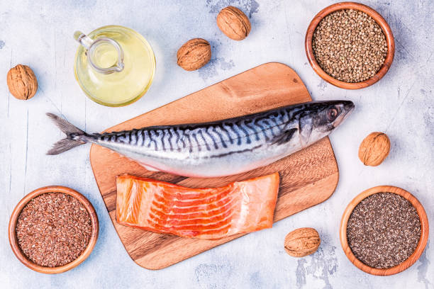 fuentes de omega 3-caballa, salmón, semillas de lino, semillas de cáñamo, chia, nueces, aceite de linaza. - nutritional supplement salmon food flax fotografías e imágenes de stock