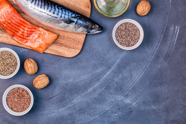 источники омега-3 - скумбрия, лосось, семена льна, семена конопли, чиа, грецкие орехи, льняное масло. - nutritional supplement salmon food flax стоковые фото и изображения