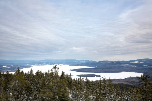 vista del lago rangeley desde la cima de la montaña calva. - saddleback mountain fotografías e imágenes de stock