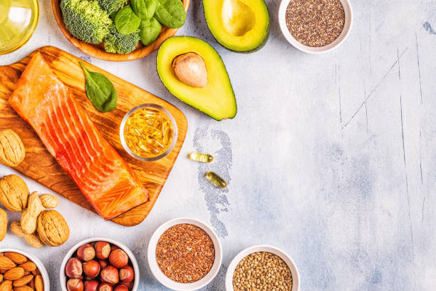 fuentes animales y vegetales de ácidos omega-3. concepto de dieta equilibrada. - nutritional supplement salmon food flax fotografías e imágenes de stock