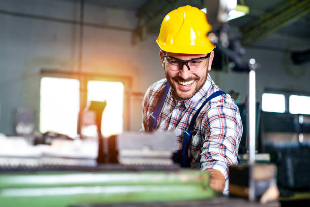 l'operaio turner sta lavorando su una tornia in una fabbrica - operaio di produzione foto e immagini stock