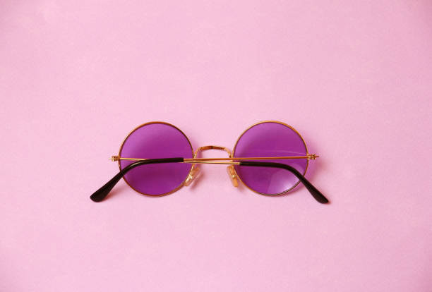 unique transparent rond rose violet verres sur fond corail uniforme, bras de temple de lunettes sont fermés, vue de dos - sun blind photos et images de collection