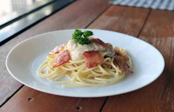 délicieux spaghetti carbonara avec bacon sur table en bois - lard close up pasta eggs photos et images de collection