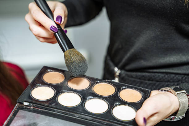 wizażystka z kosmetykami w pracy z bliska - brushing women make up ceremonial makeup zdjęcia i obrazy z banku zdjęć