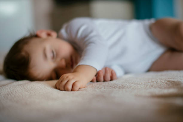 bebé durmiendo - baby baby blanket human foot towel fotografías e imágenes de stock