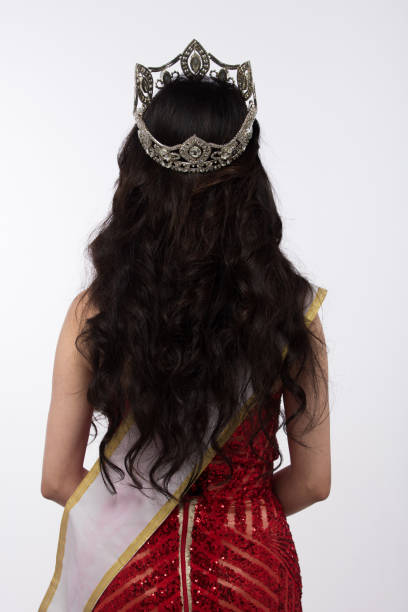 miss pageant contest abendball gown kleid krone - innenraum gegenlicht teenager dunkel rücken stock-fotos und bilder