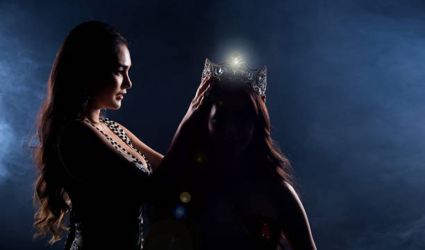 zwei miss pageant contest abendball kleid - innenraum gegenlicht teenager dunkel rücken stock-fotos und bilder