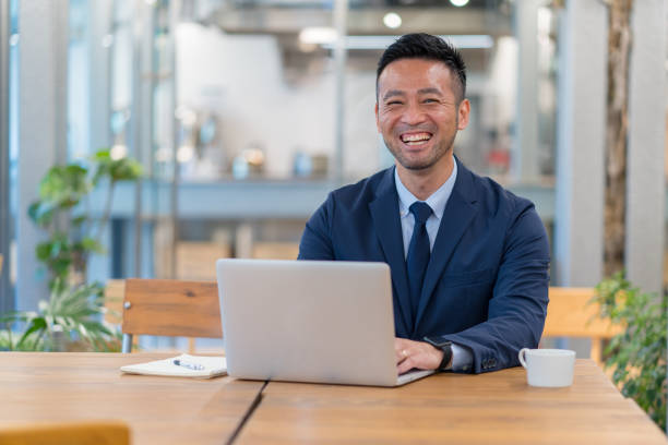 retrato de um homem de negócios japonês que usa seu portátil - technology contemplation clothing formalwear - fotografias e filmes do acervo