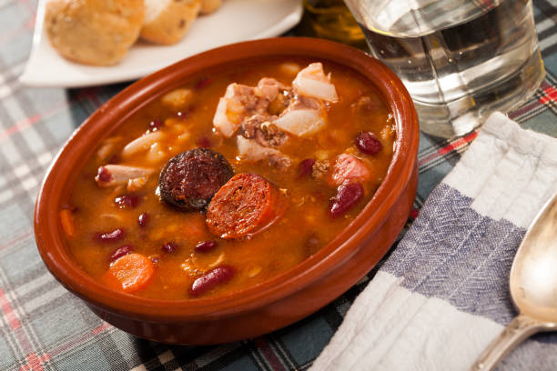 beans stewed with chorizo and sausages - asturiana imagens e fotografias de stock