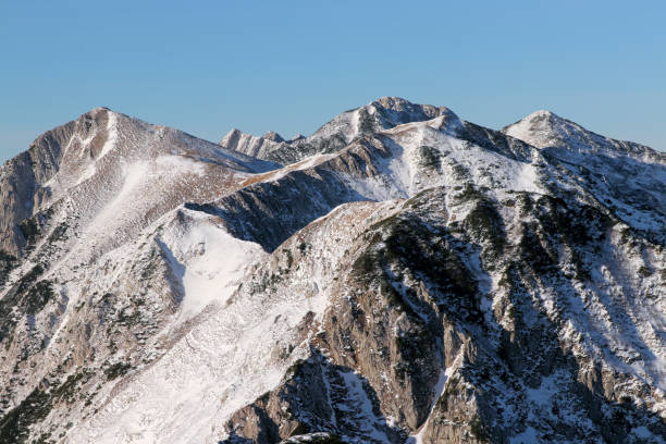 cime di montagna innevato in giornata limpida - european alps cold mountain range clear sky foto e immagini stock