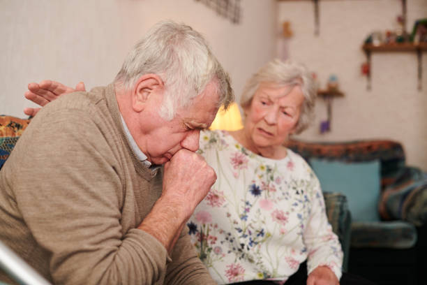 problemas de salud senior - tosiendo fotografías e imágenes de stock