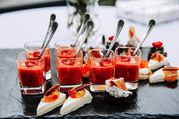 mesa de banquete de catering con diferentes aperitivos de comida y aperitivos. - canape buffet cocktail food fotografías e imágenes de stock