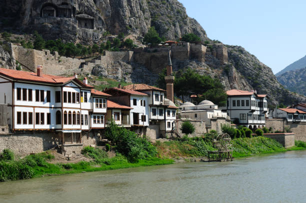Old Amasya Houses Türkiye'nin Amasya şehrinde, nehir kenarında bulunan eski Amasya evleri. çim stock pictures, royalty-free photos & images