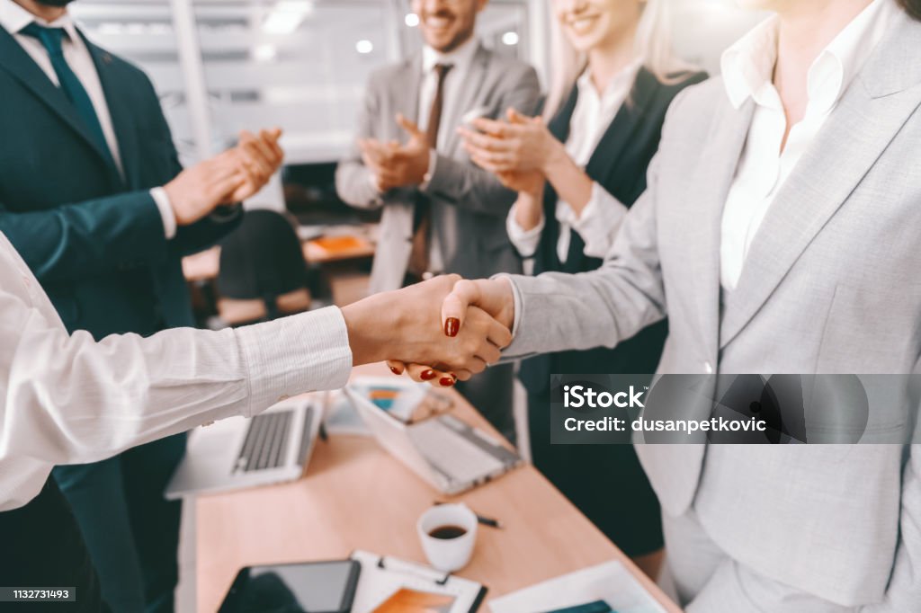 Dos Compañeros Se Estremecen Las Manos Mientras Otros Colegas Aplaudiendo Interior De La Sala De Juntas Encuentra Un Socio Que Te Anime A Crecer Foto de stock y más banco de imágenes Dos Compañeros Se Estremecen Las Manos Mientras Otros Colegas Aplaudiendo Interior De La Sala De Juntas Encuentra Un Socio Que Te Anime A Crecer Foto de stock y más banco de imágenes