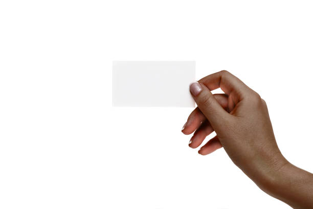 isolierte afrikanische weibliche hand hält weiße karte auf weißem hintergrund. - bankkarte fotos stock-fotos und bilder