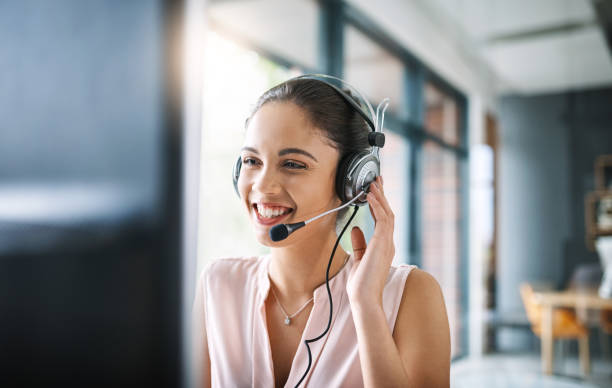 pomaganie innym przychodzi naturalnie - call center it support customer service representative headset zdjęcia i obrazy z banku zdjęć