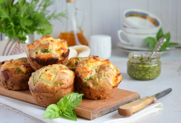 frisch gebackene muffins mit spinat, süßkartoffeln und feta-käse auf weißem hintergrund. gesundes lebensmittelkonzept. herzliches gebäck. - muffin cheese bakery breakfast stock-fotos und bilder