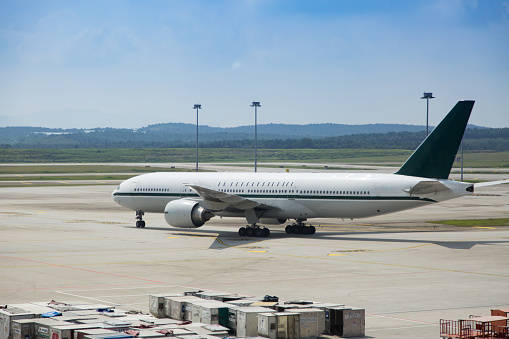 パキスタンのイスラマバード国際空港のローン航空機。 - ストックフォト・写真素材...