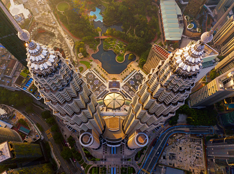 Cima de las torres gemelas Petronas. Vista aérea del centro de Kuala Lumpur, Malasia. Distrito financiero y centros de negocios en ciudad urbana inteligente en Asia. Rascacielos y edificios de gran altura al atardecer. photo