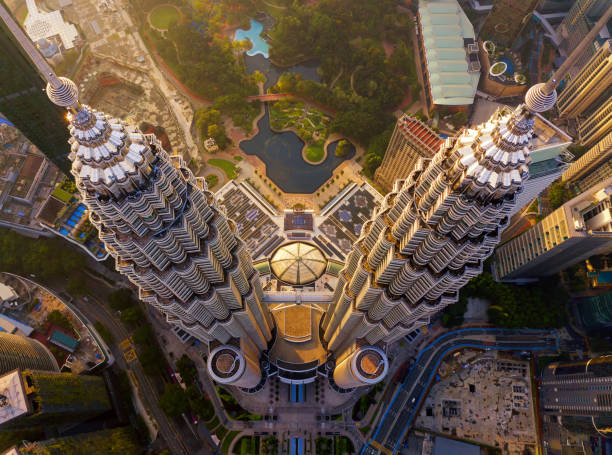 in cima alle torri gemelle petronas. vista aerea del centro di kuala lumpur, malesia. distretto finanziario e centri commerciali nella città urbana intelligente in asia. grattacieli e grattacieli al tramonto. - malesia foto e immagini stock