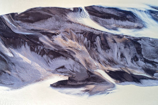vista aérea de los flujos de río glacial trenzado en islandia - hielo fotos fotografías e imágenes de stock
