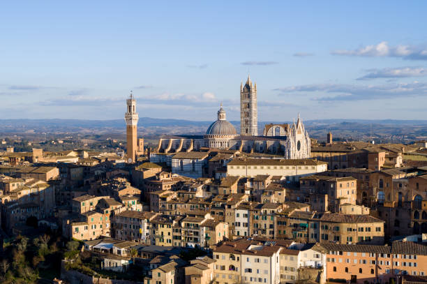 シエナ-空中写真 - palazzo pubblico ストックフォトと画像