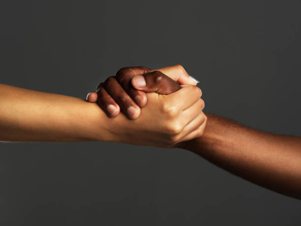 todo el mundo necesita una mano de ayuda - reaching human hand handshake support fotografías e imágenes de stock