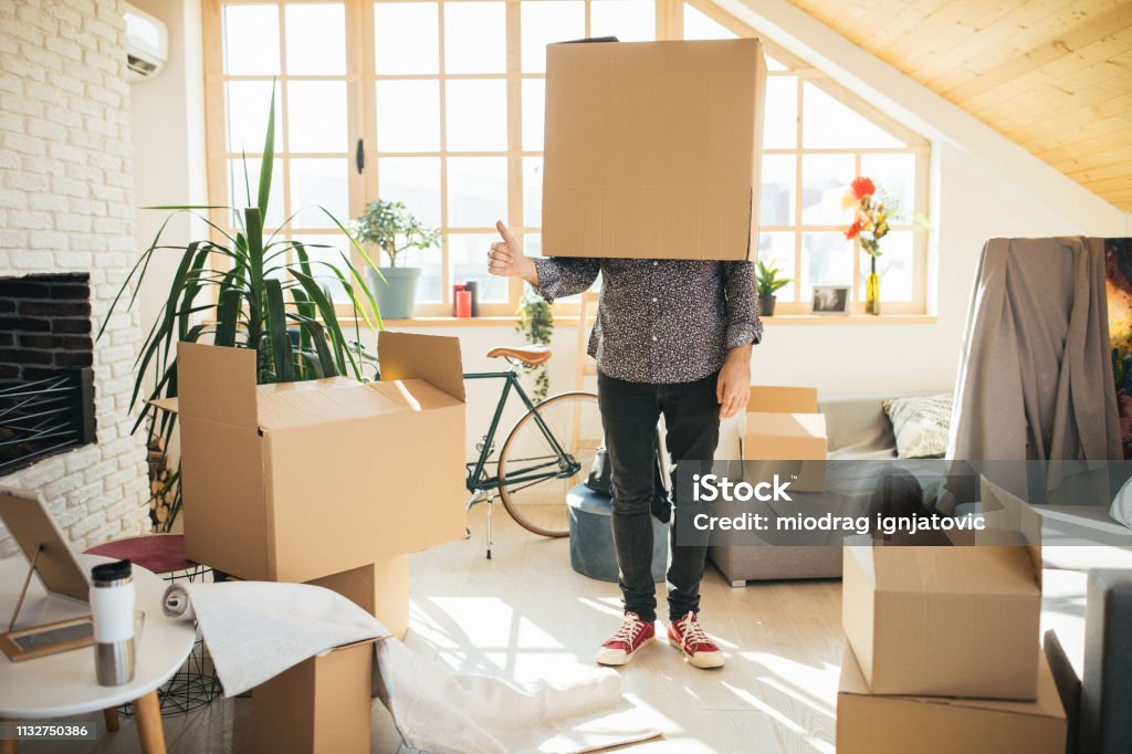 Mann mit Kiste auf dem Kopf - Lizenzfrei Schachtel Stock-Foto