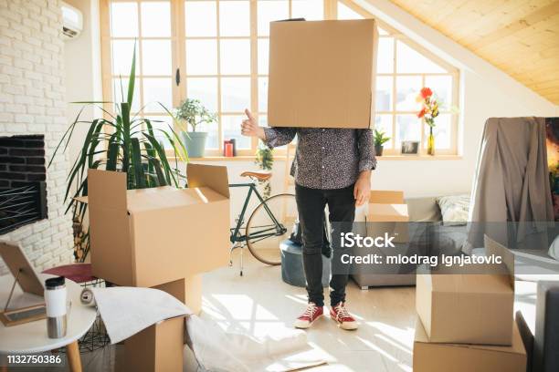 Mann Mit Kiste Auf Dem Kopf Stockfoto und mehr Bilder von Schachtel - Schachtel, Uncool, Auspacken