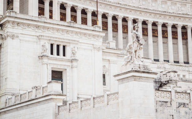 Detail of the colonnade of the Altare della Patria monument in Piazza Venezia in Rome Detail of the colonnade of the Altare della Patria monument in Piazza Venezia in Rome monumento comemorativo stock pictures, royalty-free photos & images