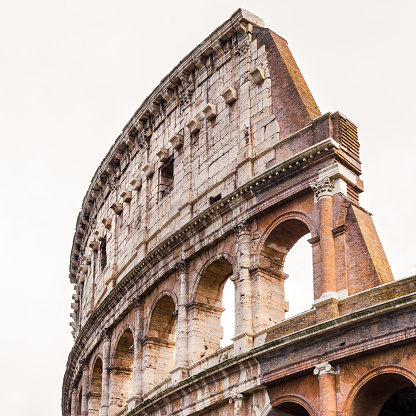 Primer plano de los arcos del Coliseo en Roma photo