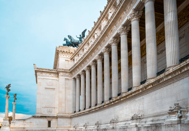 Detail of the colonnade of the Altare della Patria monument in Piazza Venezia in Rome Detail of the colonnade of the Altare della Patria monument in Piazza Venezia in Rome monumento comemorativo stock pictures, royalty-free photos & images