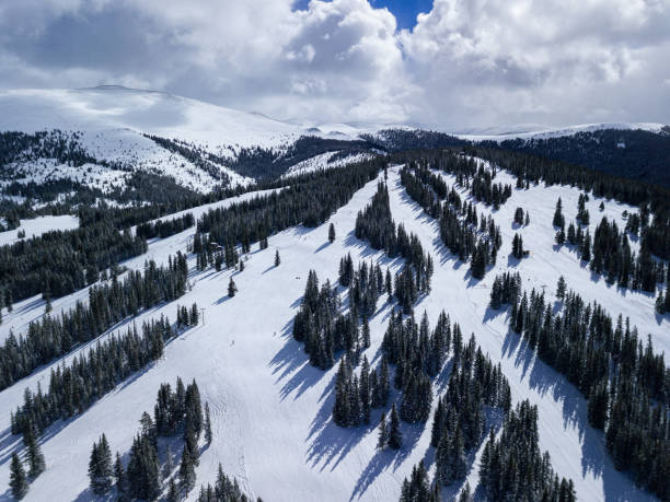 pistas de esquí ski cooper tennessee pass - skiing colorado sawatch range usa fotografías e imágenes de stock