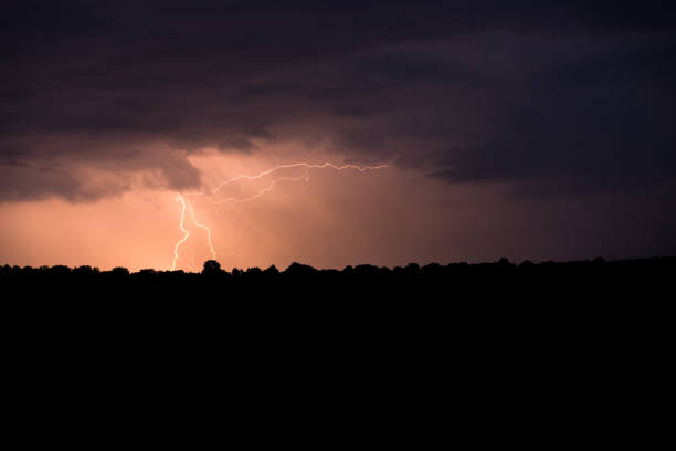 błyskawica przed deszczem - lightning strike zdjęcia i obrazy z banku zdjęć